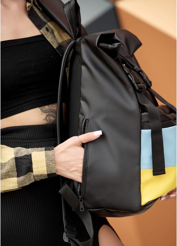 Рюкзак SamBag жіночий Sambag RollTop LTH Чорний з прапором України - Зображення 5
